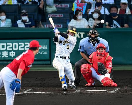 　４回、近本は中前打を放つ（撮影・山口登）