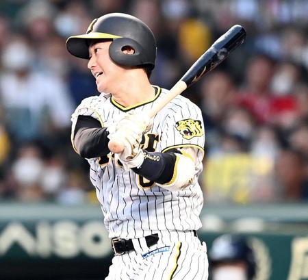 　４回、中前に勝ち越しタイムリーを放つ山本（撮影・飯室逸平）