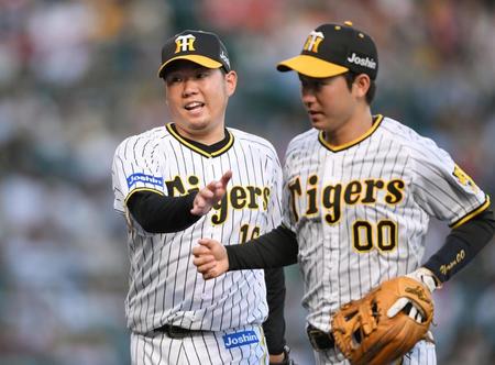 　４回、好守の山本を迎える西勇（撮影・田中太一）