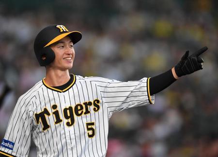 　４回、同点適時打を放った北條を指をさしてたたえる近本（撮影・田中太一）