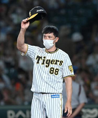 　スタンドのファンに手を振る矢野監督（撮影・飯室逸平）