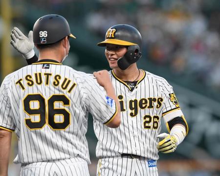 　４回、同点適時打を放った北條はベンチへ向かって手をあげる（撮影・田中太一）