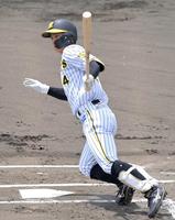 　１回、左翼線に二塁打を放つ熊谷（撮影・高部洋祐）