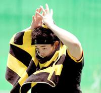 　練習を終え、汗を拭く佐藤輝（撮影・田中太一）