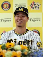 　ファン投票でオールスターに選出され、佐藤輝は会見で笑顔を見せる