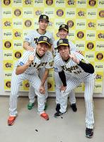 　オールスターでの活躍を誓う（前列左から）湯浅、青柳、（前列左から）佐藤輝、近本