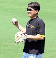 　キャッチボールをする西勇（撮影・山口登）