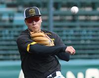 　守備練習をする佐藤輝（撮影・田中太一）