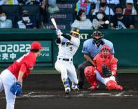 　４回、近本は中前打を放つ（撮影・山口登）