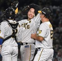 　７回途中で降板となるも笑顔がこぼれる西勇（撮影・飯室逸平）