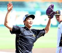 　ハツラツとノックを受ける湯浅（撮影・飯室逸平）