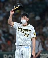 　スタンドのファンに手を振る矢野監督（撮影・飯室逸平）