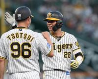 　４回、同点適時打を放った北條はベンチへ向かって手をあげる（撮影・田中太一）