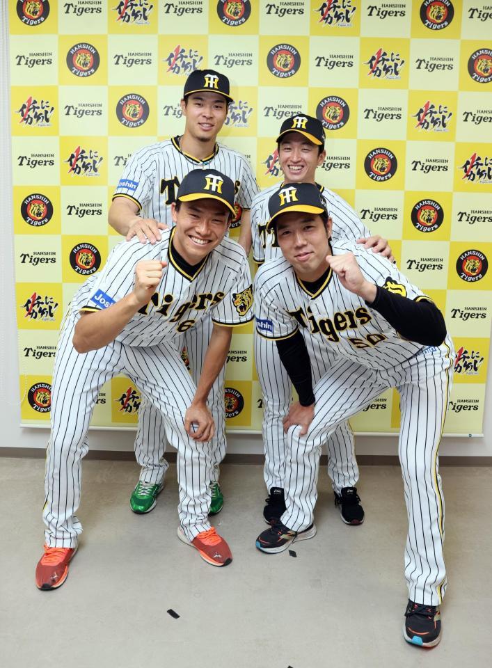 　オールスターでの活躍を誓う（前列左から）湯浅、青柳、（前列左から）佐藤輝、近本