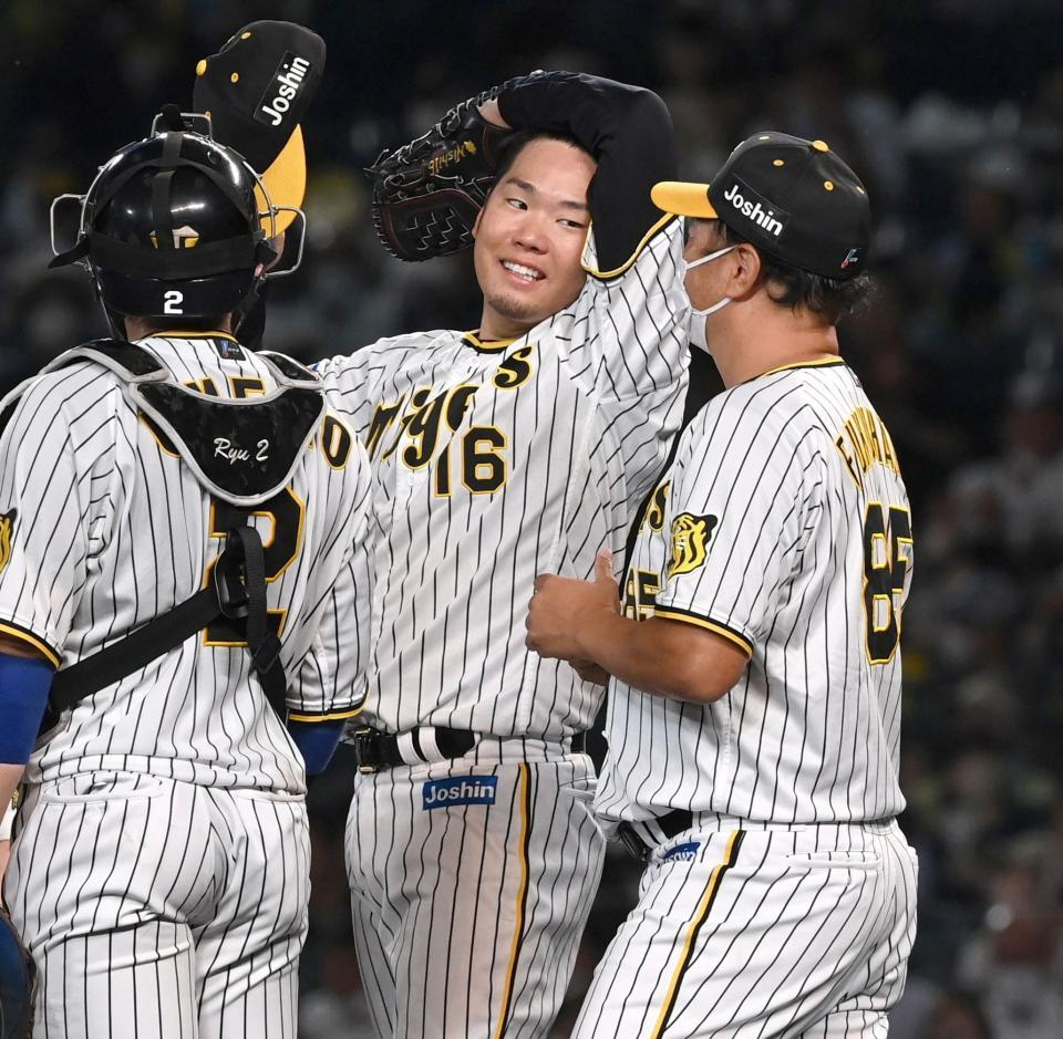 　７回途中で降板となるも笑顔がこぼれる西勇（撮影・飯室逸平）