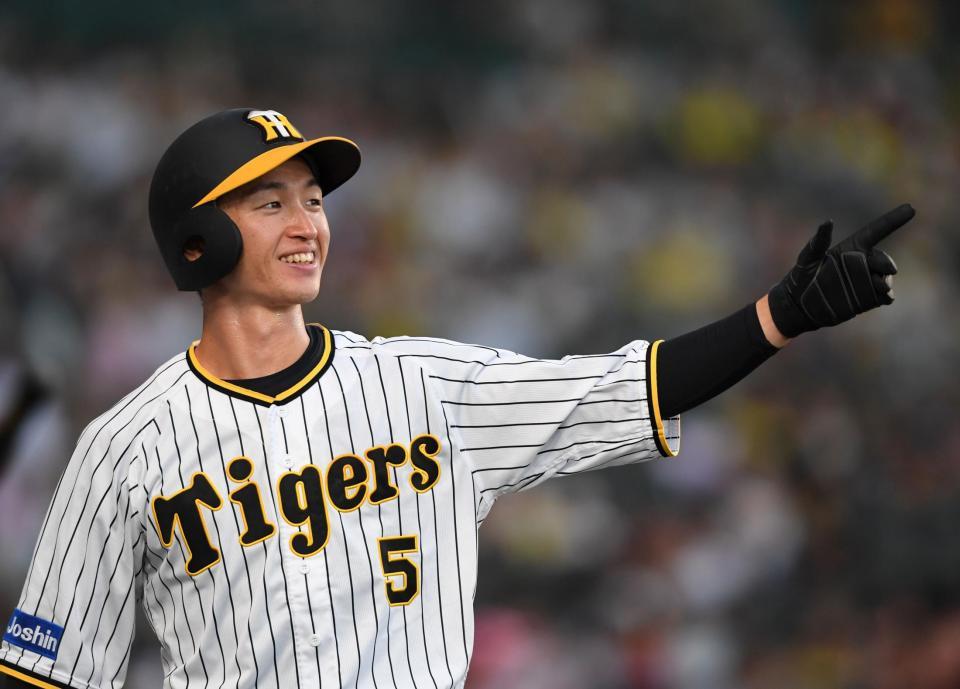 　４回、同点適時打を放った北條を指をさしてたたえる近本（撮影・田中太一）