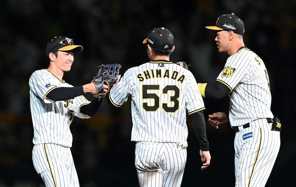 　勝利を喜ぶ（左から）近本、島田、佐藤輝（撮影・飯室逸平）