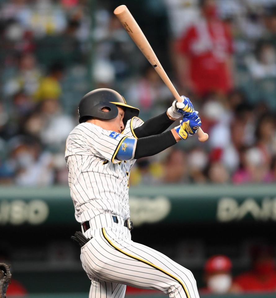 　４回、安打を放つ近本（撮影・田中太一）