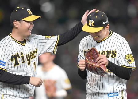 　７回、無失点に抑えた渡辺（右）を笑顔で迎える西勇（撮影・田中太一）