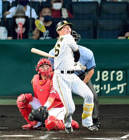 　４回、左前に同点となる２点適時打を放つ北條（撮影・山口登）