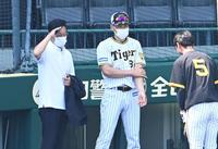 　あいさつに来た近本（５）と話す（左から）日本代表・栗山監督、矢野監督（撮影・飯室逸平）