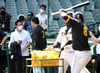　日本代表・栗山監督は大山と話をする（撮影・山口登）