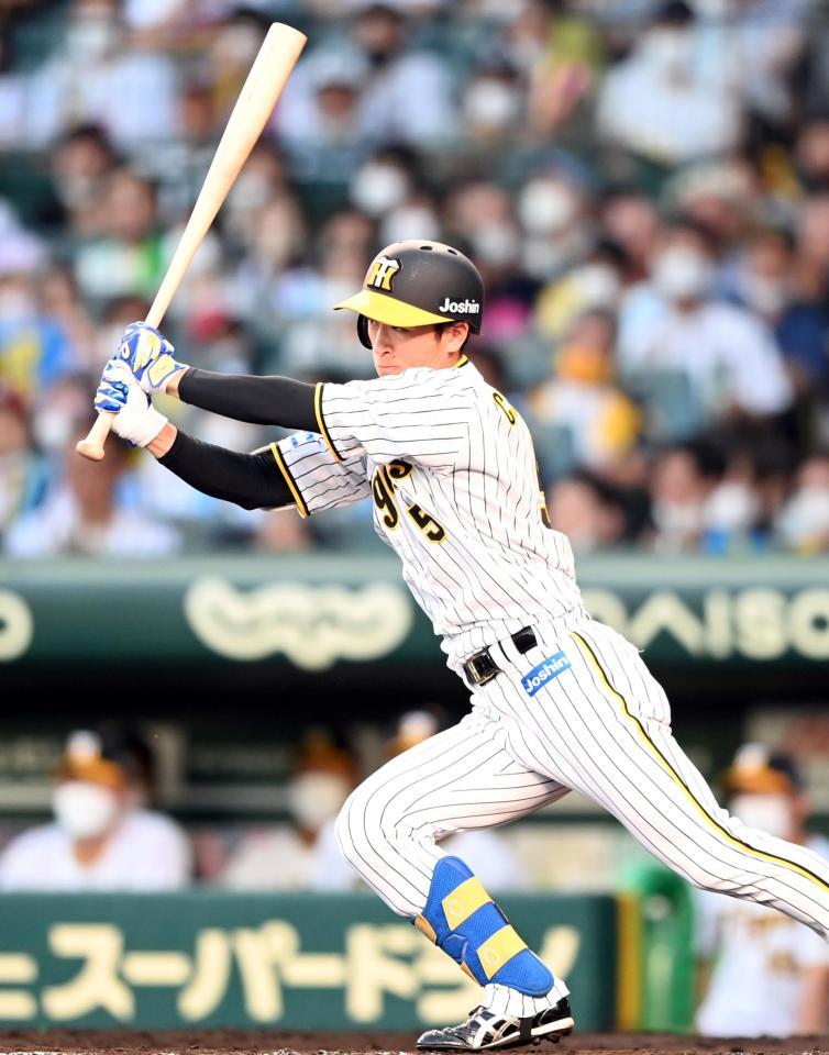 　４回、マートンに並ぶ３０試合連続安打となる中前打を放つ近本（撮影・飯室逸平）