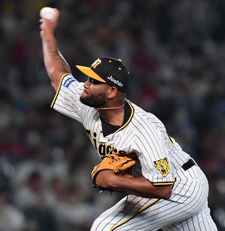 　８回を無失点に抑えるアルカンタラ（撮影・田中太一）