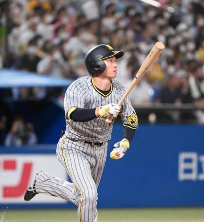 ６回、近本が右越えに２ランを放つ（撮影・堀内翔）