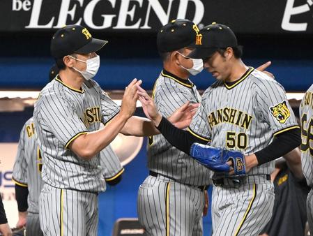 試合後、タッチをする矢野監督と青柳（右）＝撮影・堀内翔