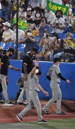 ファンに手を振る阪神・矢野燿大監督＝神宮（撮影・佐々木彰尚）