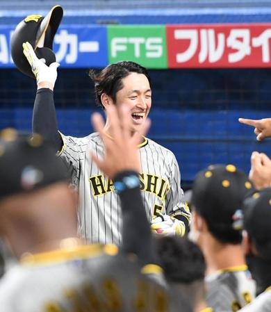 ６回、１号２ランを放ち歓喜の表情で生還する阪神・近本光司＝神宮（撮影・飯室逸平）