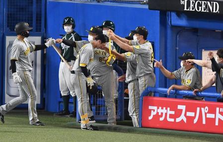 ６回表阪神、１死一塁、右越えに２ランを放ち、矢野燿大監督からメダルをかけられる近本光司＝神宮（撮影・佐々木彰尚）