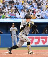 １回、佐藤輝が先制の適時三塁打を放つ＝神宮（撮影・堀内翔）