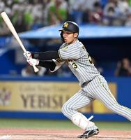 　７回、左前タイムリーを放つ島田（撮影・飯室逸平）