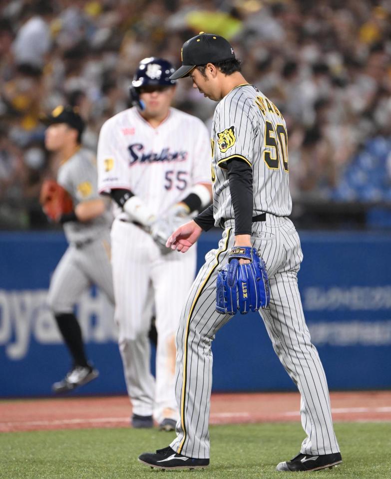 　５回を投げ終えてベンチに戻る青柳。後方は村上（撮影・堀内翔）