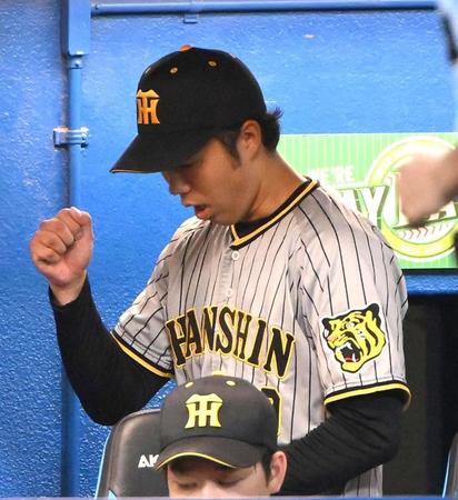 　５回を投げ終えてガッツポーズをする青柳（撮影・堀内翔）