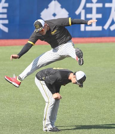 　馬跳びで小幡を飛び越える佐藤輝（撮影・飯室逸平）