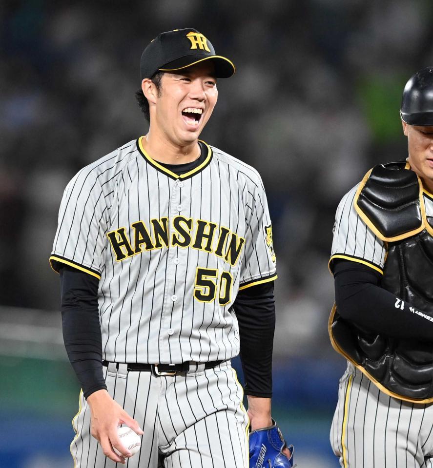 　完封で９勝目を飾り笑顔の青柳（撮影・飯室逸平）