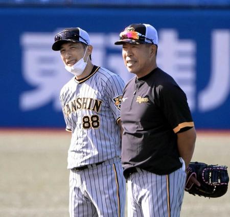 　練習を見つめる矢野監督。右は井上コーチ