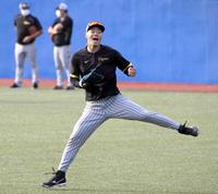 　グローブを右手に守備練習を行った佐藤輝（撮影・堀内翔）