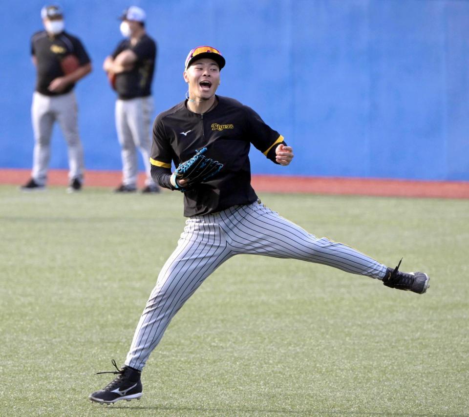 　グローブを右手に守備練習を行った佐藤輝（撮影・堀内翔）