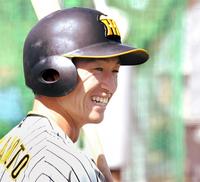 　練習の合間に笑顔を見せる近本（撮影・飯室逸平）