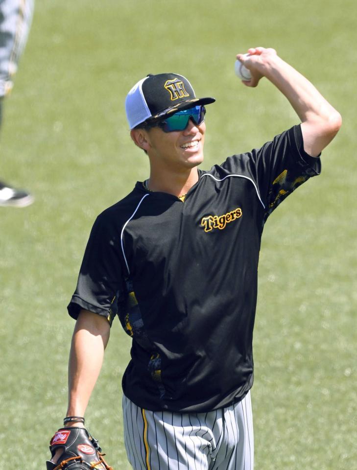 　キャッチボール中に笑顔を見せる伊藤将（撮影・堀内翔）