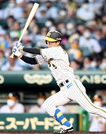 　球団タイの３０試合連続安打となる中前打を放つ近本＝６日、甲子園