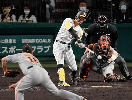 　対巨人（４）戦の５回、佐藤輝が右越えに２ランを放つ。投手菅野、捕手大城＝４月１５日、甲子園