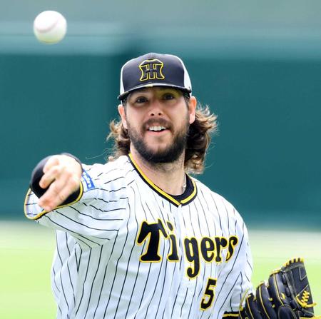 　キャッチボールで調整するウィルカーソン（撮影・田中太一）