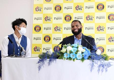 　阪神新入団会見で話すロドリゲス（代表撮影）