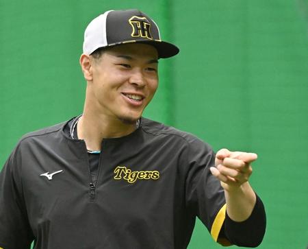 練習前、笑顔を見せる佐藤輝（撮影・田中太一）