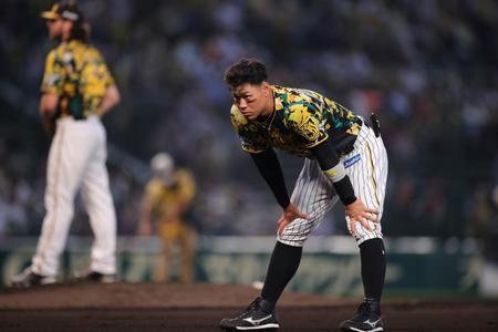 ３回、邪飛に倒れた佐藤輝は口惜しさをにじませ立ち尽くす（撮影・坂部計介）